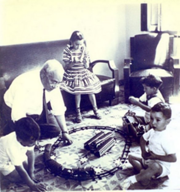 Pascual Payá jugando con sus nietos